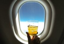 Đây là lý do bạn đừng bao giờ uống nước đá trên máy bay