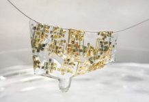 Thiết bị điện tử đeo tay nhẹ đến mức treo được trên sợi tóc, bị tiêu hủy trong giấm