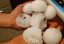 Hạt mưa đá to bằng quả bóng chày Hạt mưa đá to bằng quả bóng chày