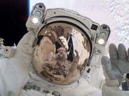 Phi hành gia sắp bước ra ngoài trạm vũ trụ