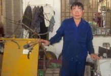 Thợ cơ khí chế tạo máy gặt lúa từ đồ phế thải