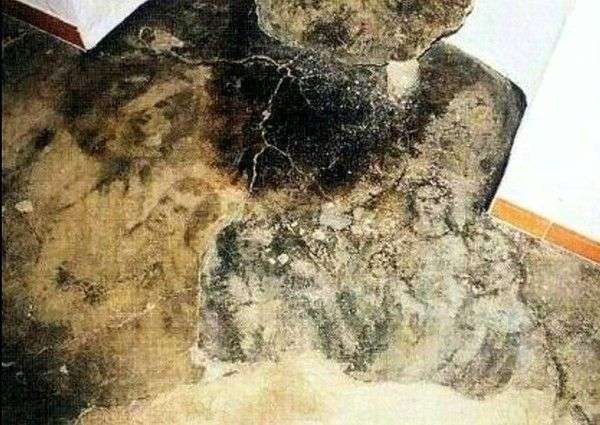 Khuôn mặt “ma quái” biết ẩn hiện trên sàn nhà