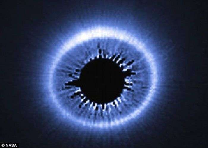 Kỳ lạ sao chổi băng xanh bay quanh sao giống Mặt trời