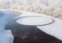 Hiệu ứng tạo đĩa băng 15m xoay tròn trên mặt sông Nga