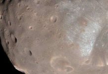 Tàu vũ trụ NASA suýt va vào Mặt Trăng của sao Hỏa