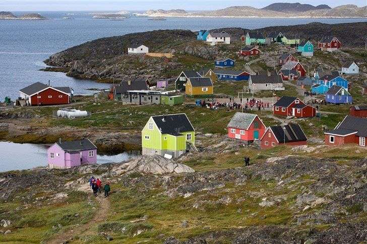 Vì sao Greenland thì toàn băng, trong khi Iceland phủ xanh cây cỏ?