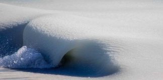 Sóng biển đóng băng ngoài khơi Mỹ