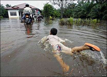 Malaysia: Lũ lụt hoành hành, 90.000 người sơ tán
