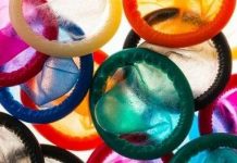 Học sinh trung học phát minh ra bao cao su đổi màu khi phát hiện bệnh Học sinh trung học phát minh ra bao cao su đổi màu khi phát hiện bệnh