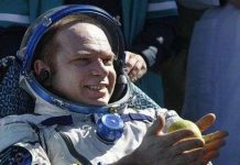 Đọc tiểu thuyết viễn tưởng trên vũ trụ