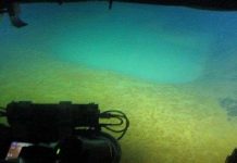 Phát hiện hồ ngũ sắc tuyệt đẹp trong miệng núi lửa dưới đáy biển