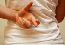 Phản ứng cơ thể tố cáo một người đang nói dối