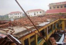 Lốc xoáy phá tan trường mầm non và hàng chục nhà dân