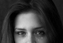 Tại sao phụ nữ “mít ướt” hơn đàn ông?