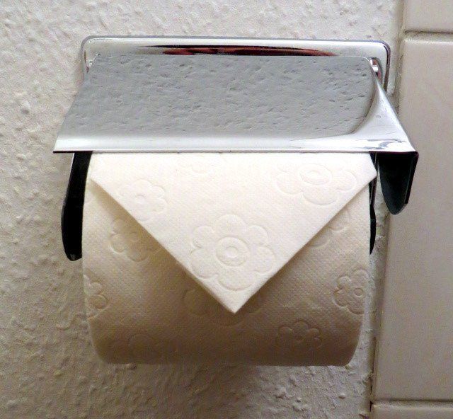 Nhà vệ sinh công cộng Nhật thường có cuộn giấy gấp lại như thế này, lí do là...