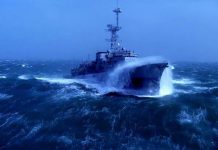 Khi tàu chiến hiện đại đối đầu với... bão biển