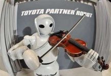 Toyota trình diễn robot chơi đàn viôlông