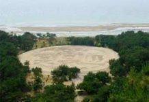 Bí ẩn về hình vẽ đồng tiền trên bãi biển.