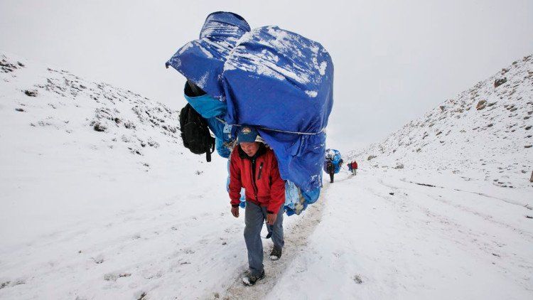 Phía sau năng lực phi thường của người Sherpa trên đỉnh Himalaya