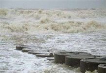 Hàng nghìn ngôi nhà bị bão cấp 12 tàn phá