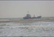 Miền Trung: Nhiều tàu thuyền gặp nạn, mắc kẹt trên biển