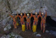 Phi hành gia chui vào hang để huấn luyện Phi hành gia chui vào hang để huấn luyện