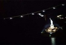 Solar Impulse 2 bay trên bầu trời và hạ cánh New York