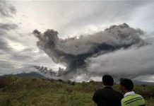 Núi lửa Indonesia phun trào 5.000 mét