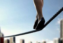 Tại sao khả năng giữ thăng bằng kém đi nhanh chóng sau tuổi 40?