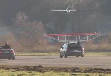 Xem máy bay không người lái đáp tự động trên xe hơi