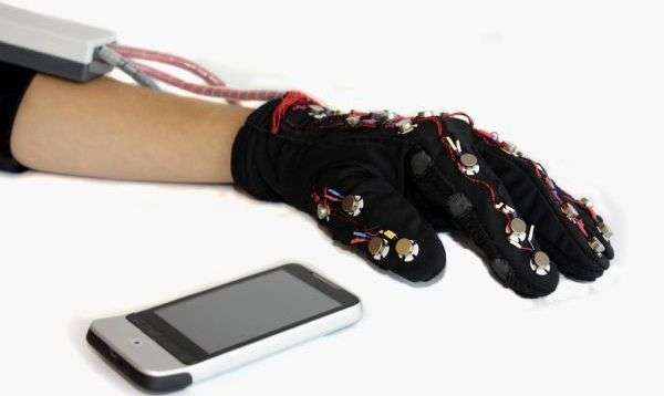 Găng tay giúp người mù, điếc gửi và nhận tin nhắn