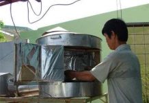 Một người dân TP.HCM tự chế tạo bếp năng lượng mặt trời