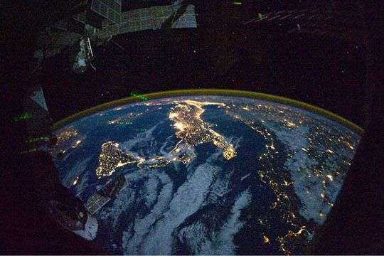 Nữ du hành gia Nhật Bản chụp Trái Đất về đêm