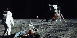 Mỹ bán nhầm túi đựng mẫu vật lấy từ Mặt Trăng