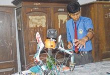 Nam sinh 14 tuổi chế tạo robot cho gà ăn từ những món đồ vứt đi