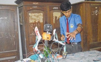 Nam sinh 14 tuổi chế tạo robot cho gà ăn từ những món đồ vứt đi