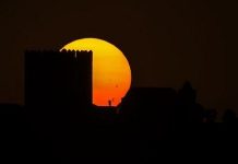 Ba vết đen Mặt Trời nhìn từ Trái Đất Ba vết đen Mặt Trời nhìn từ Trái Đất