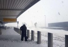 Nước Mỹ chìm trong "bom bão tuyết": Sân bay phủ tuyết trắng, hơn 4,000 chuyến bay bị hủy