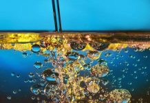 Thìa dầu olive khiến mặt hồ gợn sóng phẳng lặng trong nháy mắt