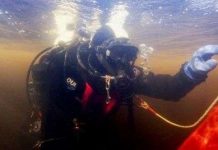 Lặn xuống đáy hồ lạnh nhất Trái Đất vào mùa Đông