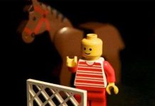 Vì sao đồ chơi Lego có lỗ trên đầu?