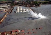 Vùng đất suốt 10 năm bị bùn tấn công