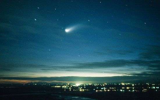 Sao chổi sáng hơn trăng rằm thăm Trái đất năm 2013