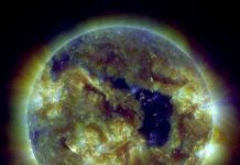 Mặt trời thủng một lỗ khổng lồ