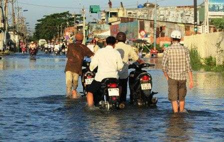 Triều cường dâng cao, dân Sài Gòn quay cuồng trong biển nước