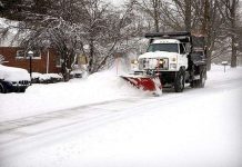 Trộn muối vào nhựa đường để hạn chế đóng băng trên đường