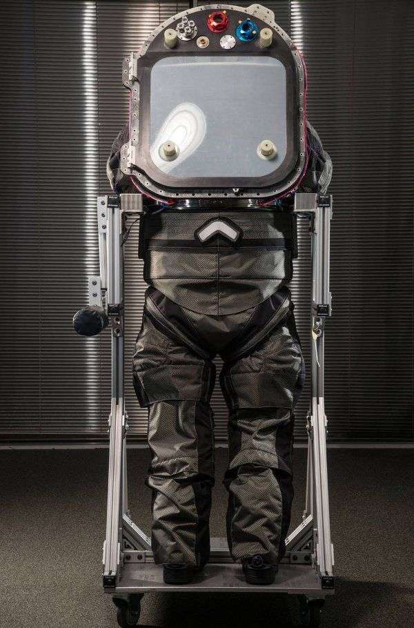 NASA ra mắt 2 mẫu trang phục cho phi hành gia lên sao Hỏa