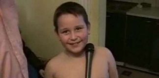 Bé trai "nam châm" hút đồ vật