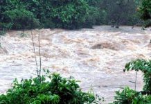 Lũ hoành hành miền Trung, hàng trăm khách kẹt tàu