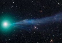 Sao chổi giải phóng đường và rượu trong khi bay